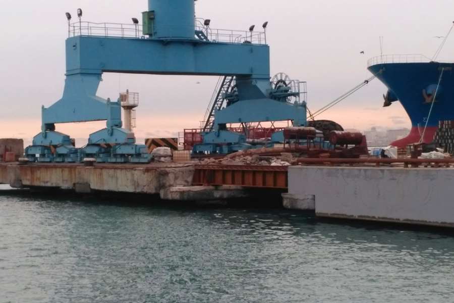 Transfer of port crane over dismantled section of Quay 16 at Novorossiisk successfully completed